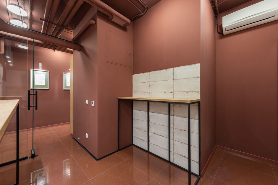 Moderan ured s minimalističkim dizajnom